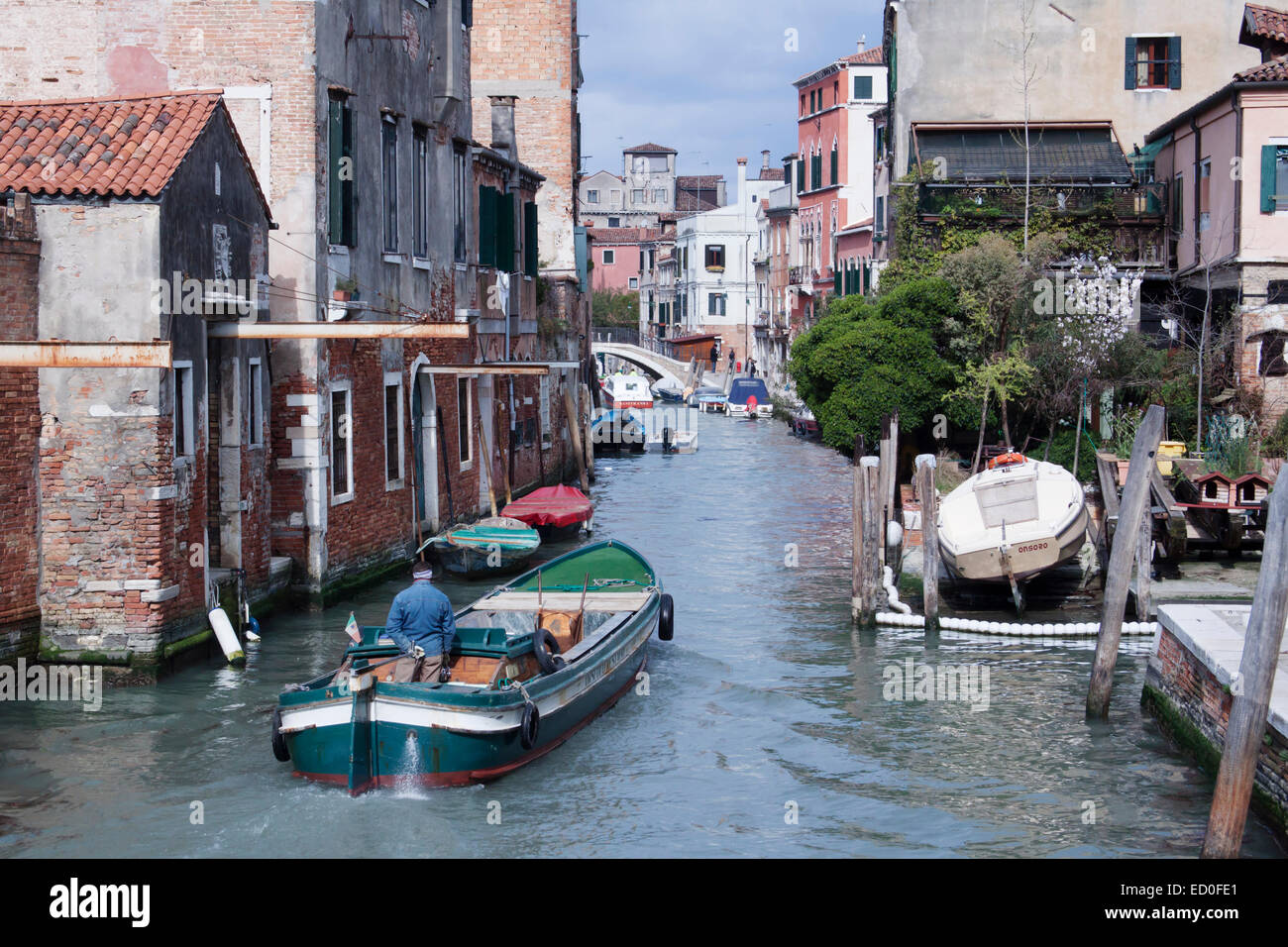 Boot auf kleine Canal Venedig Italien TV000333 Stockfoto