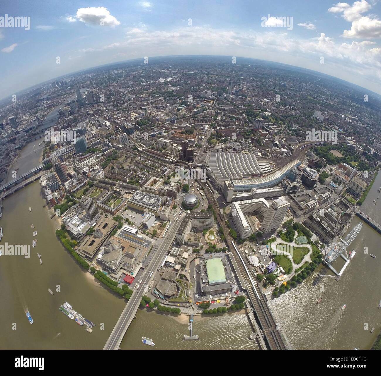Luftaufnahme der Stadt und der Themse, London, England, Großbritannien Stockfoto