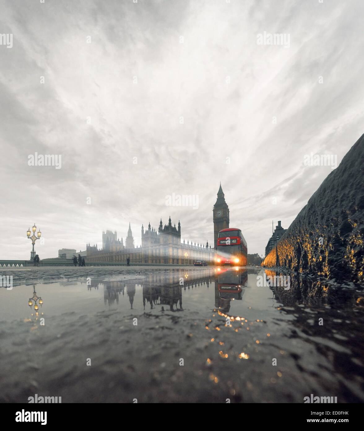 United Kingdom, England, London, Westminster Bridge im Regen mit eingehenden Doppeldecker-bus Stockfoto