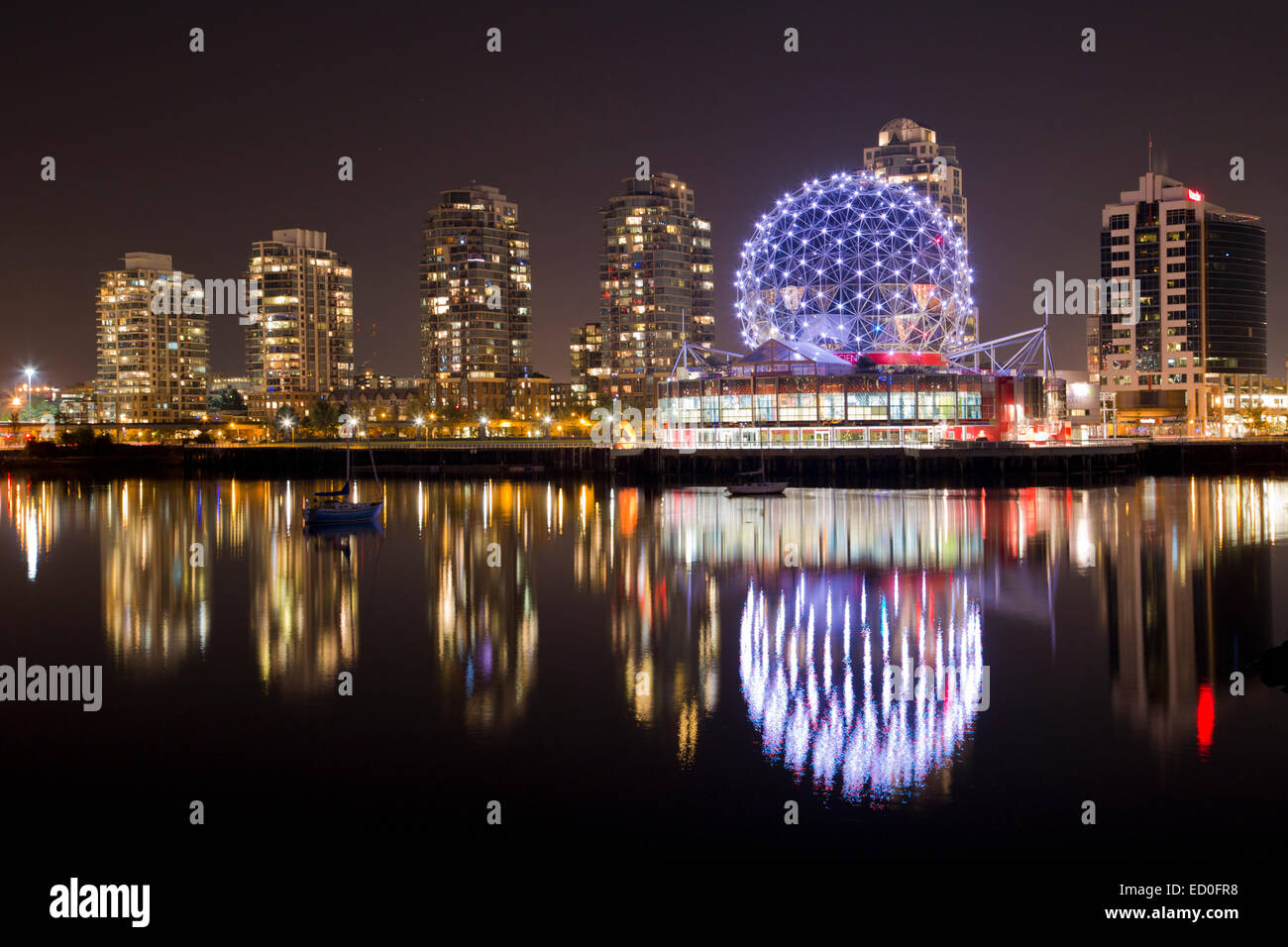 City Skyline Reflexionen in False Creek, Vancouver, British Columbia, Kanada Stockfoto