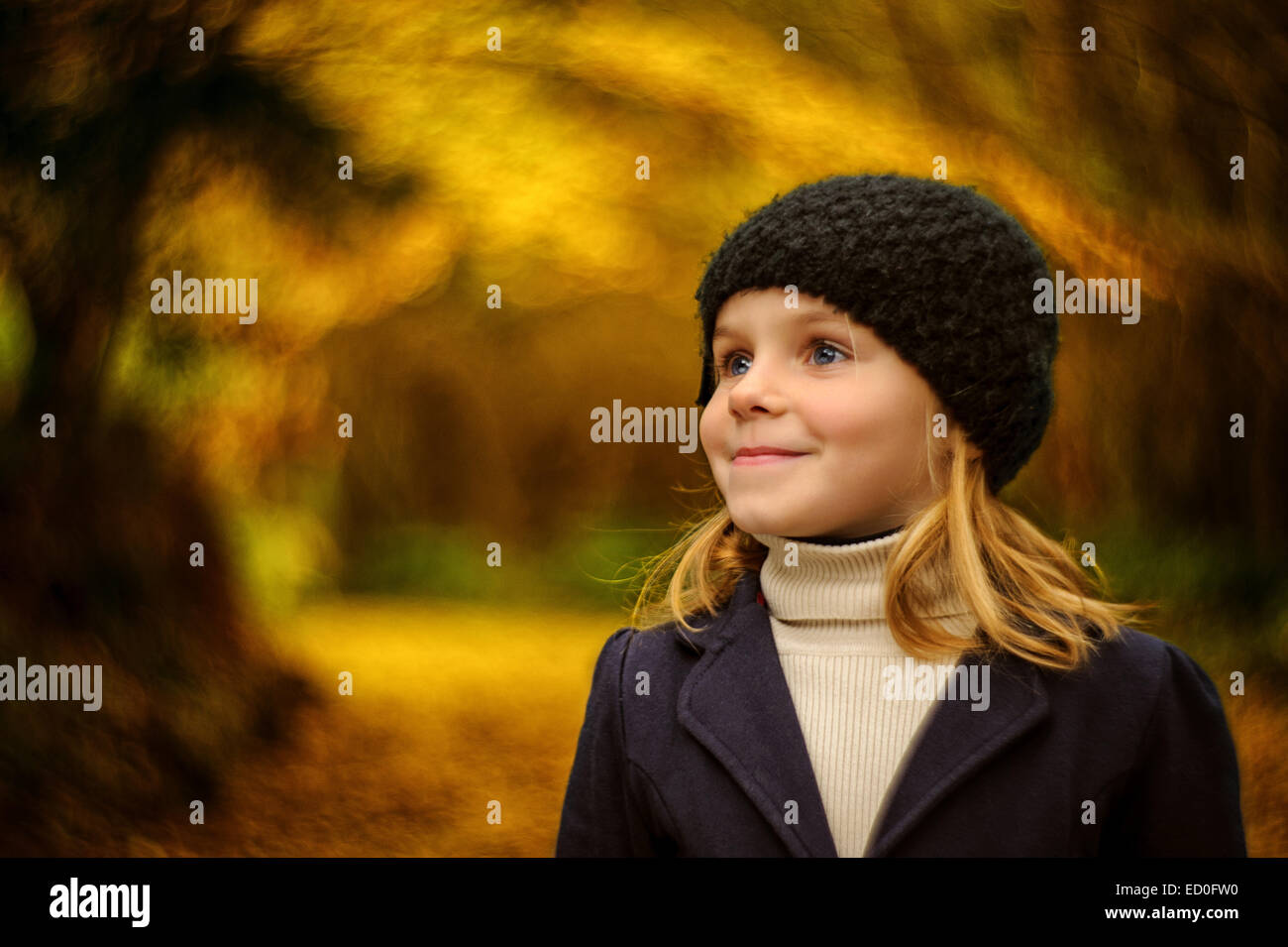 Mädchen (2-3) in Wollmütze im Herbst park Stockfoto