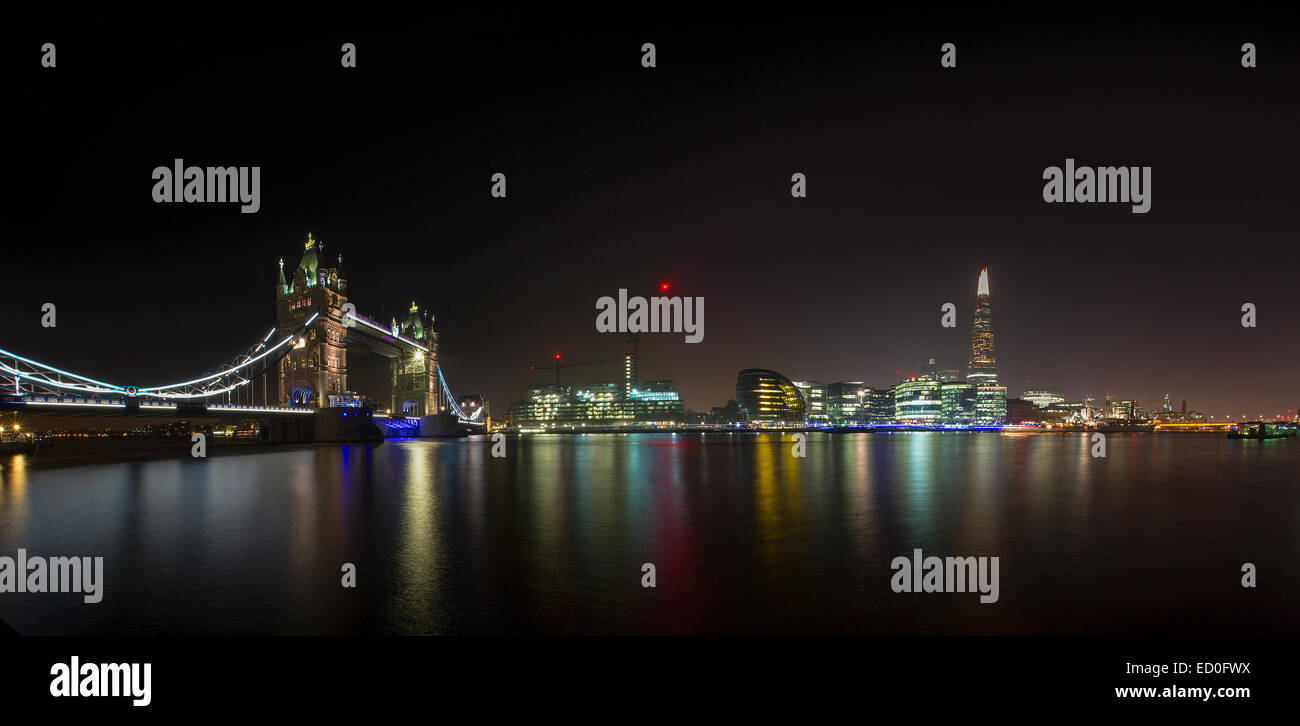 Großbritannien, London, beleuchtete London Bridge und Shard Gebäude bei Nacht und Themse im Vordergrund Stockfoto