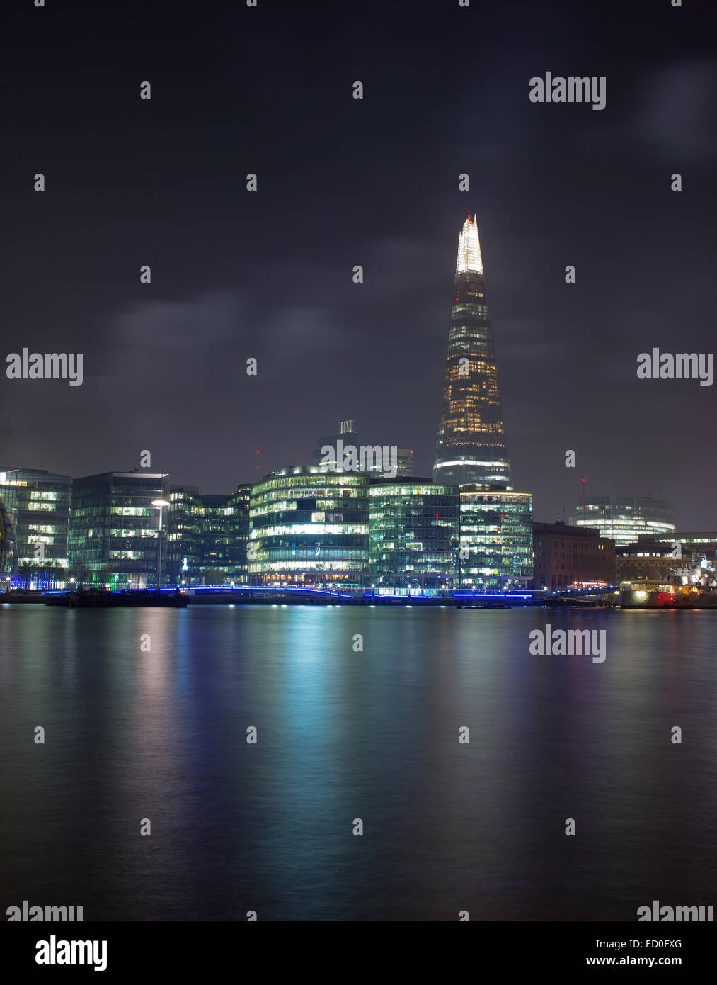 Vereinigtes Königreich, London, Shard Wolkenkratzer beleuchtet in der Nacht und Themse im Vordergrund Stockfoto