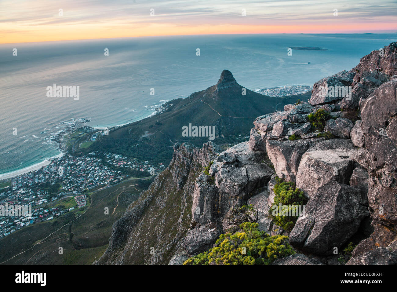 Luftaufnahme von Lion's Head und Kapstadt vom Tafelberg, Westkap, Südafrika Stockfoto