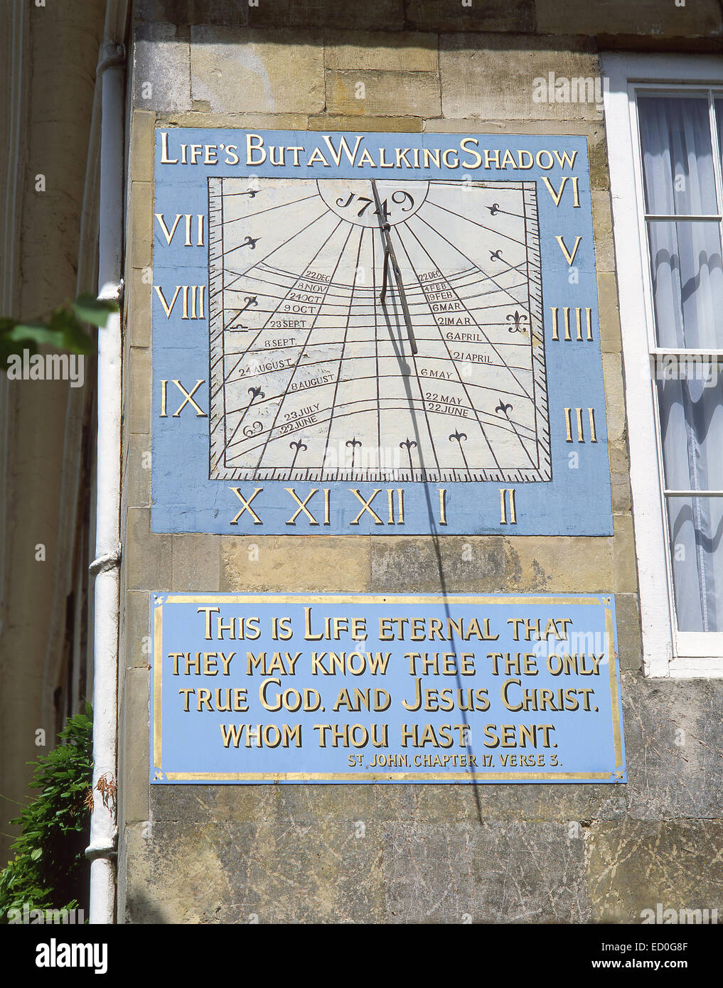 vertikale rückläufigen Sonnenuhr aus dem 18. Jahrhundert, Malmesbury House, Nähe Kathedrale, Salisbury, Wiltshire, England, Vereinigtes Königreich Stockfoto