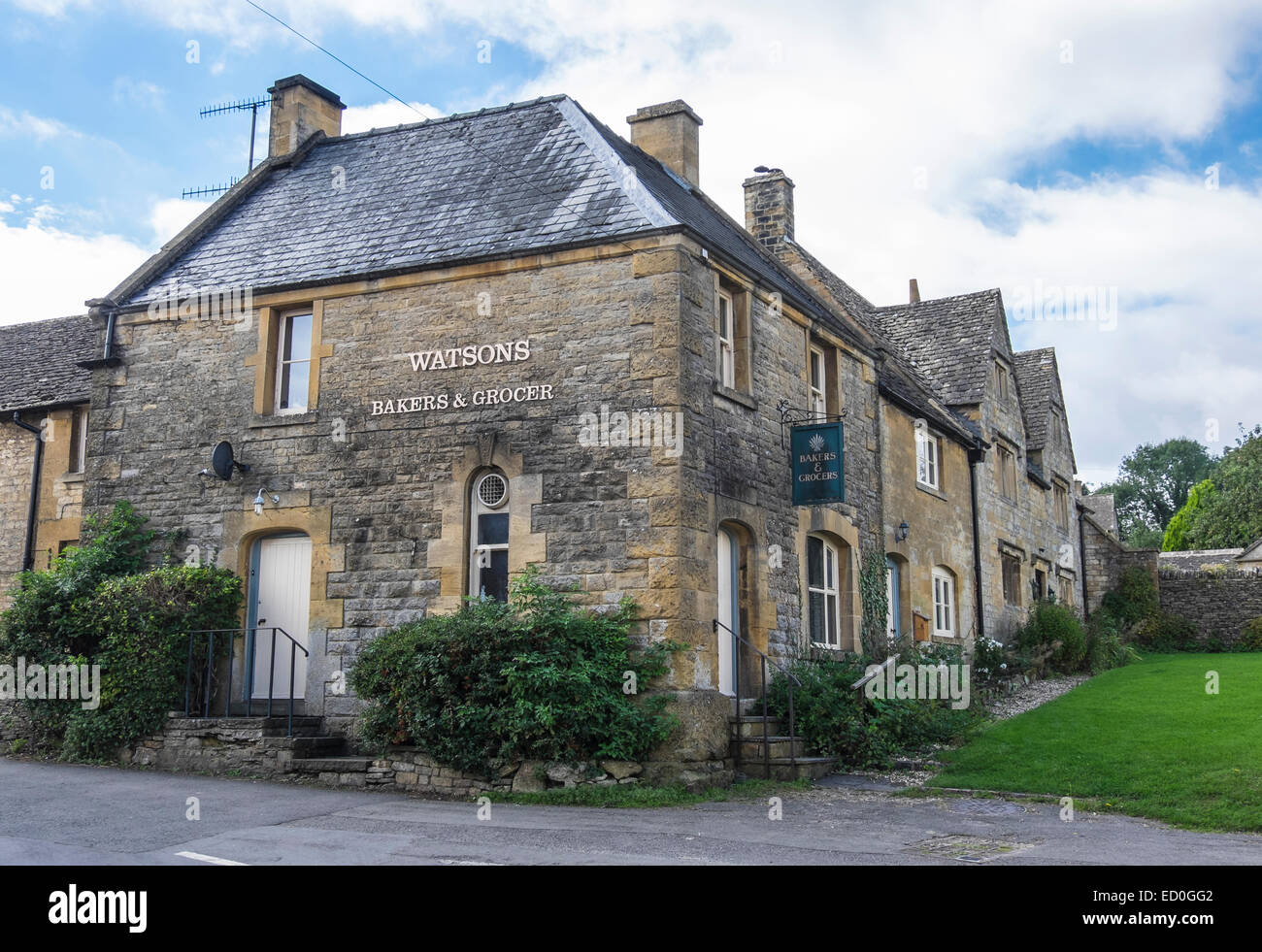 Watsons Bäcker und Lebensmittelgeschäfte shop Ecke der Church Road und The Square Guiting Power The Cotswolds Gloucestershire, England Stockfoto