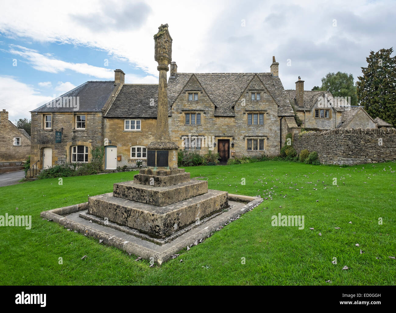 Kriegerdenkmal und Tudor House an der grünen The Square Guiting Power The Cotswolds Gloucestershire-England Stockfoto