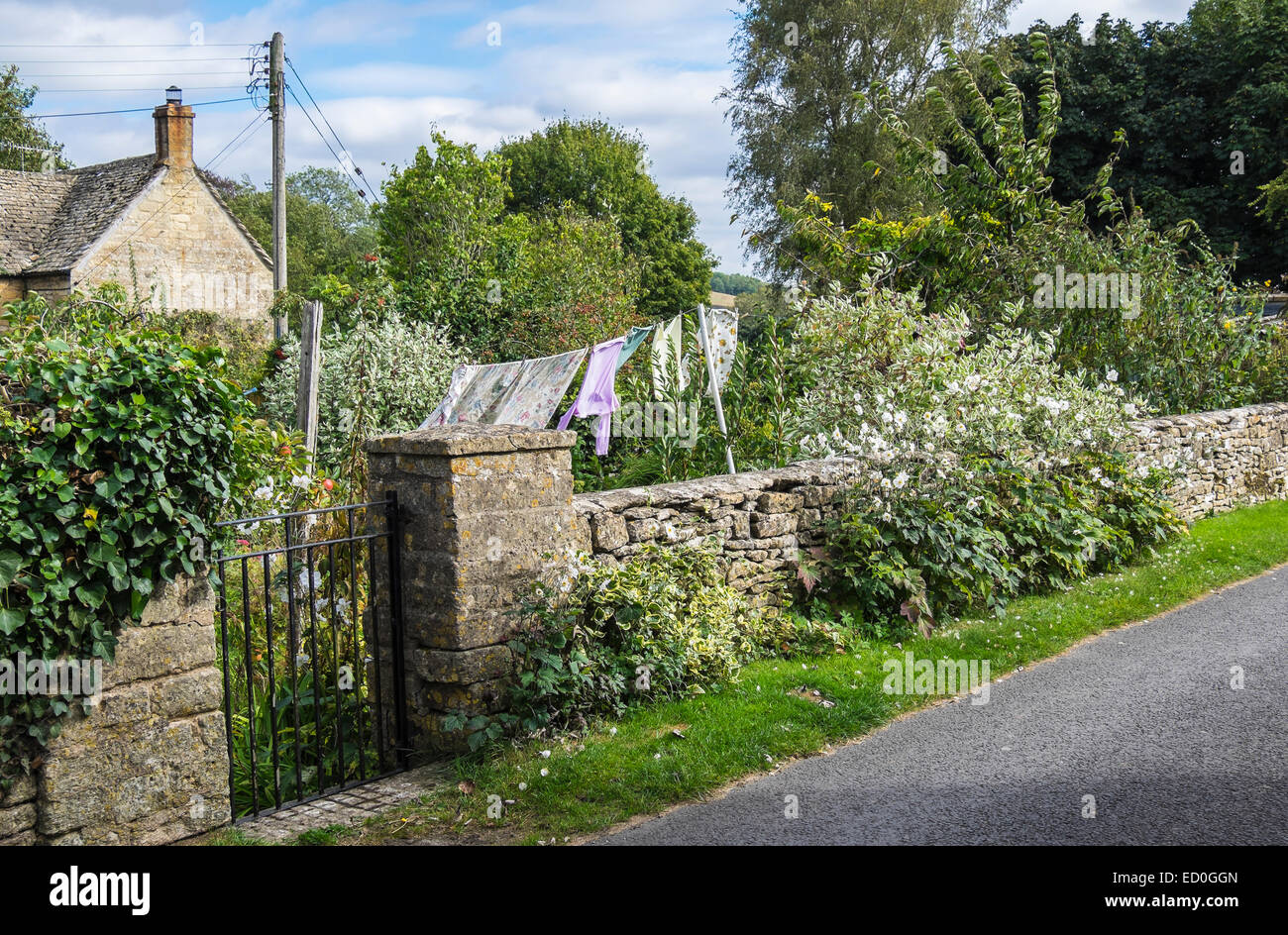 Wäscheleine und Wäscheständer Kirche Straße Guiting Power The Cotswolds Gloucestershire, England Stockfoto