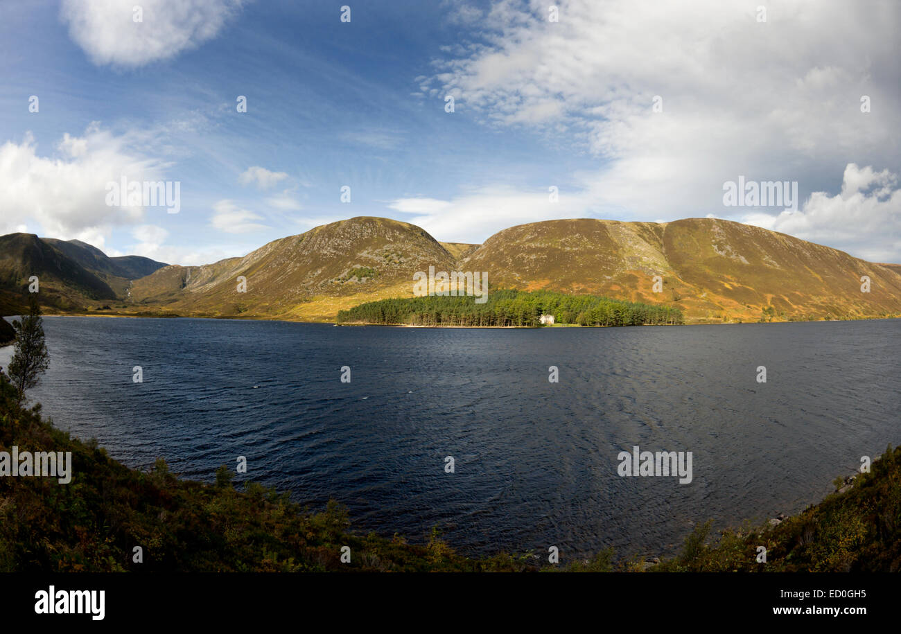 Blick über Loch Muick gegenüber Glas Allt Shiel und die umliegenden Hügel und Berge. Stockfoto