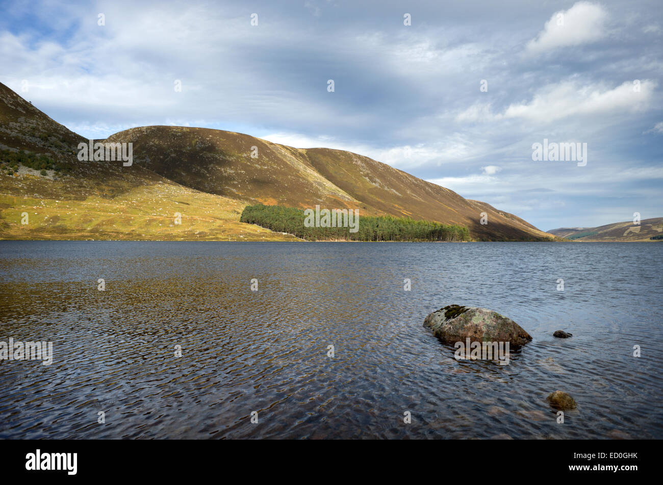 Blick über den oberen Reichweiten der Loch Muick gegenüber Glas Allt Craig Moseen Monelpie und ein t Sron Stockfoto