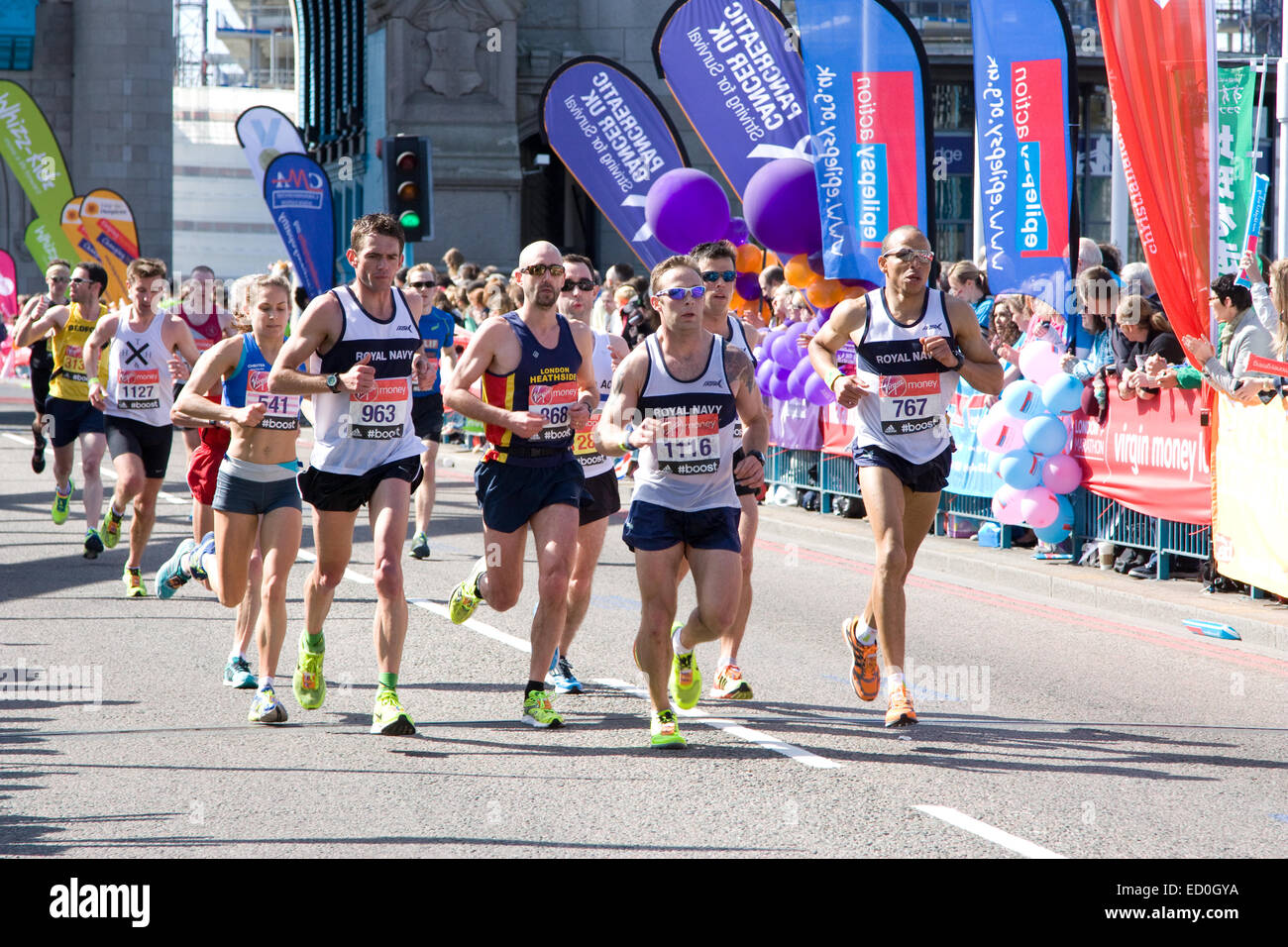LONDON - 13.April: Unbekannten Männern laufen den London-Marathon am 13. April 2014 in London, England, UK. Der Marathon ist eine jährliche Stockfoto