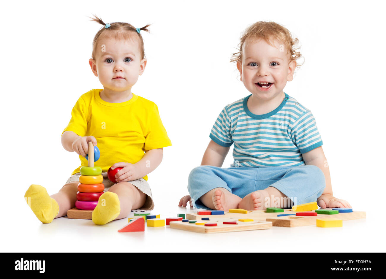 Lustige Kinder spielen pädagogische Spielwaren isoliert Stockfoto
