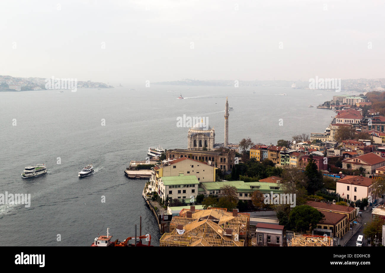 Istanbul, Türkei - 14. November 2014: Ortakoy-Moschee wird am Bosporus von einer Brücke gesehen. Stockfoto