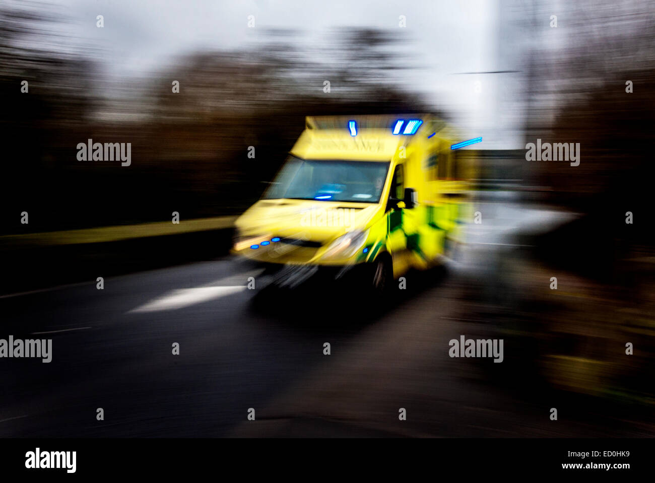 Schnell bewegenden Reaktion auf einen Notfall Bild zeigt Geschwindigkeit Krankenwagen zu verwischen. Stockfoto