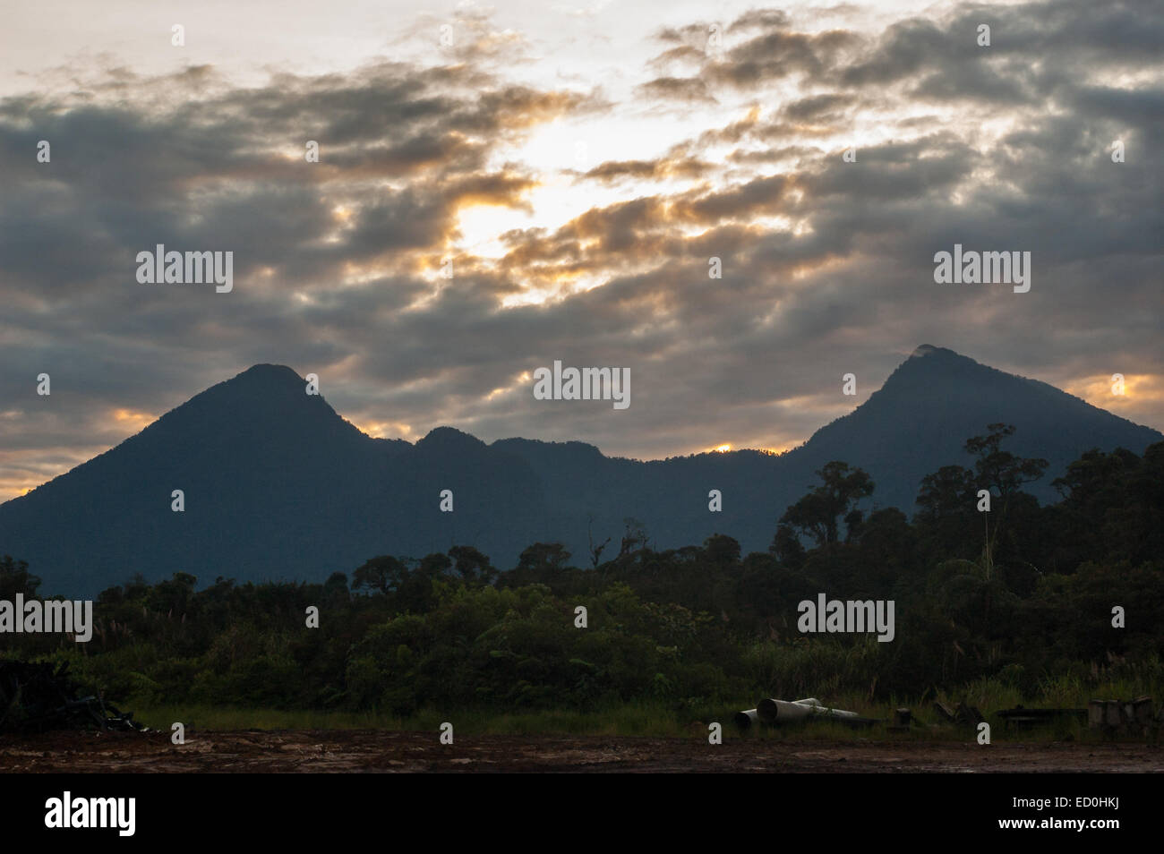 Die Gipfel des Mount Salak sind vom geothermischen Konzessionsgebiet Chevron in West Java, Indonesien, aus zu sehen. Stockfoto