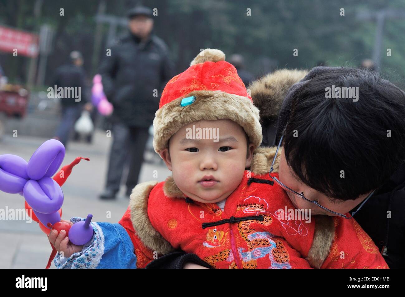Niedliche Baby junge chinesische Kostüm mit seinem Vater Stockfoto