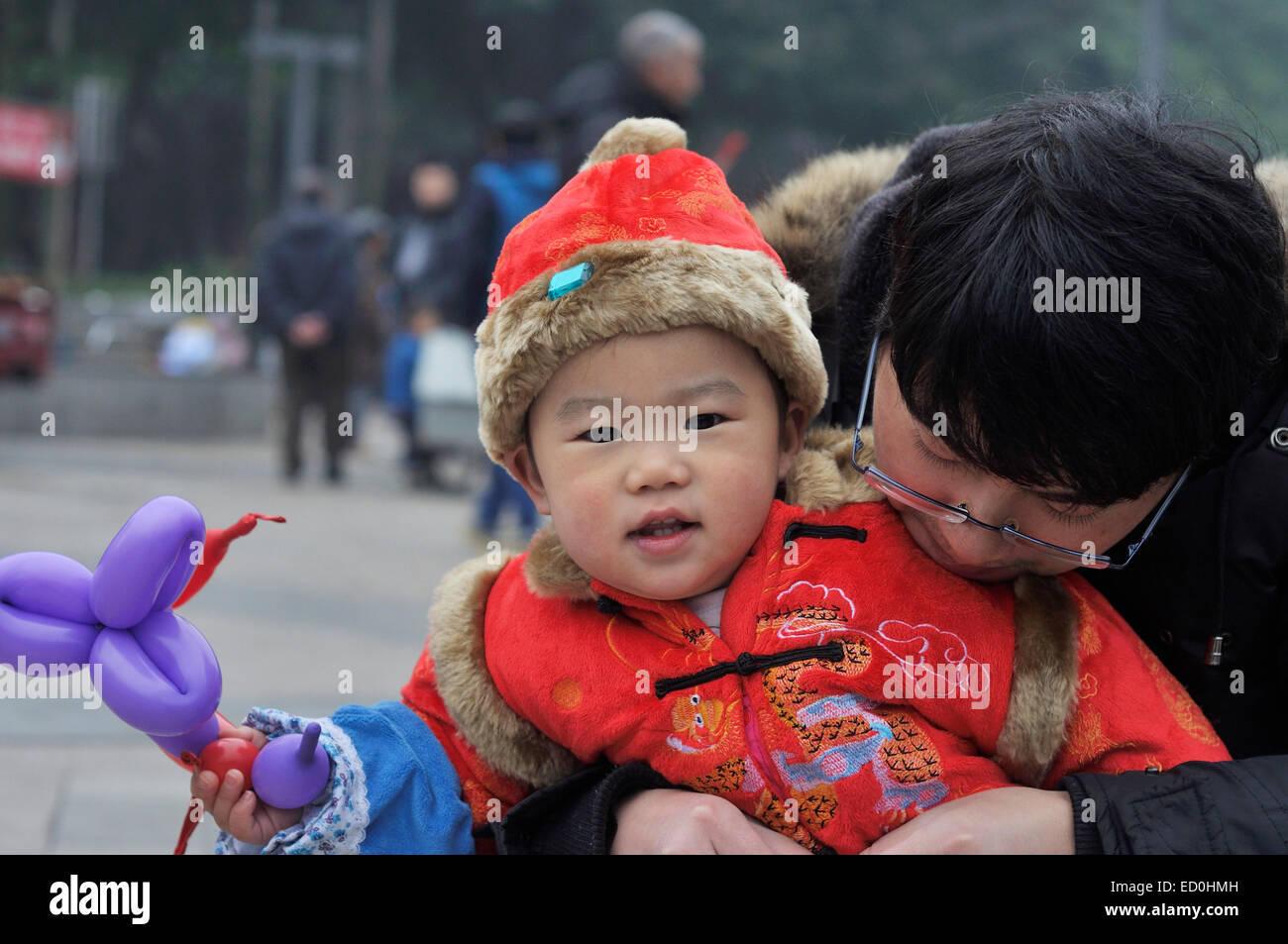 Niedliche Baby junge chinesische Kostüm mit seinem Vater Stockfoto