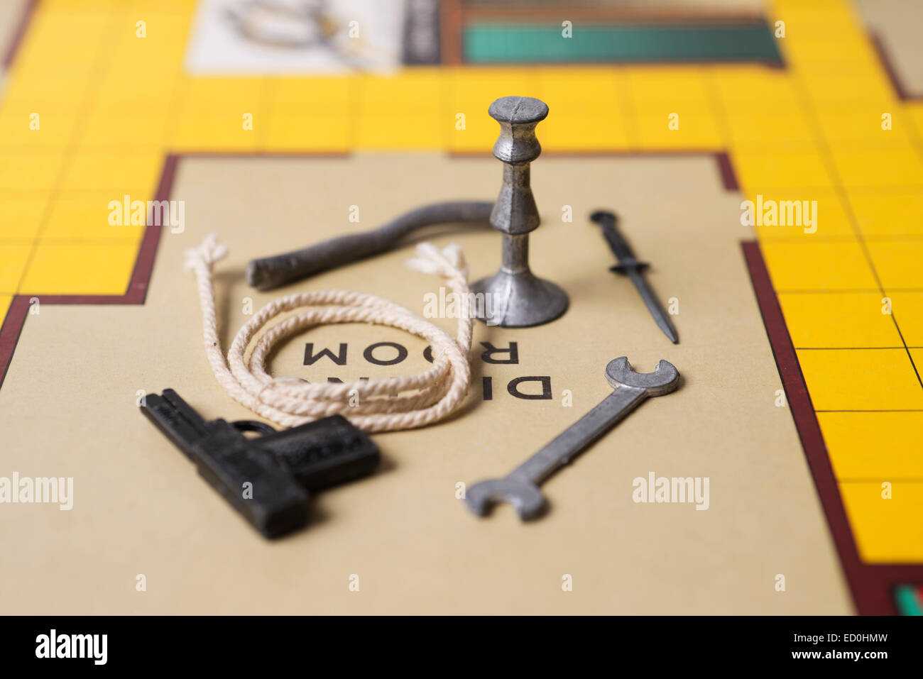 Mitte Des 20. Jahrhunderts Brettspiel Cluedo Mit Original Waffen Und Seil  In Bücherei Stockfotografie - Alamy