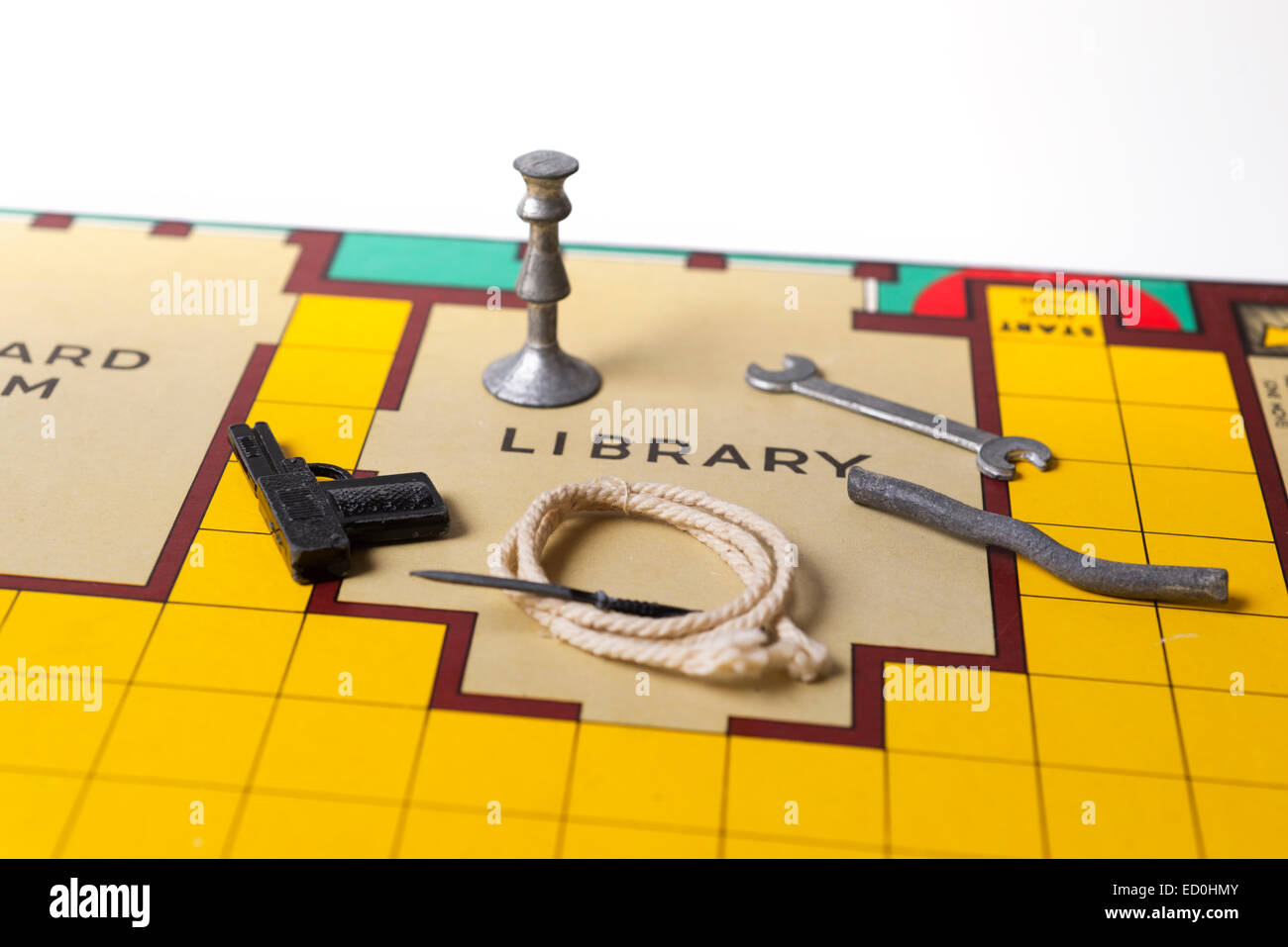 pics Original Cluedo Game https www alamy de stockfoto mitte des 20 jahrhunderts brettspiel cluedo mit original waffen und seil in bucherei 76845915 html
