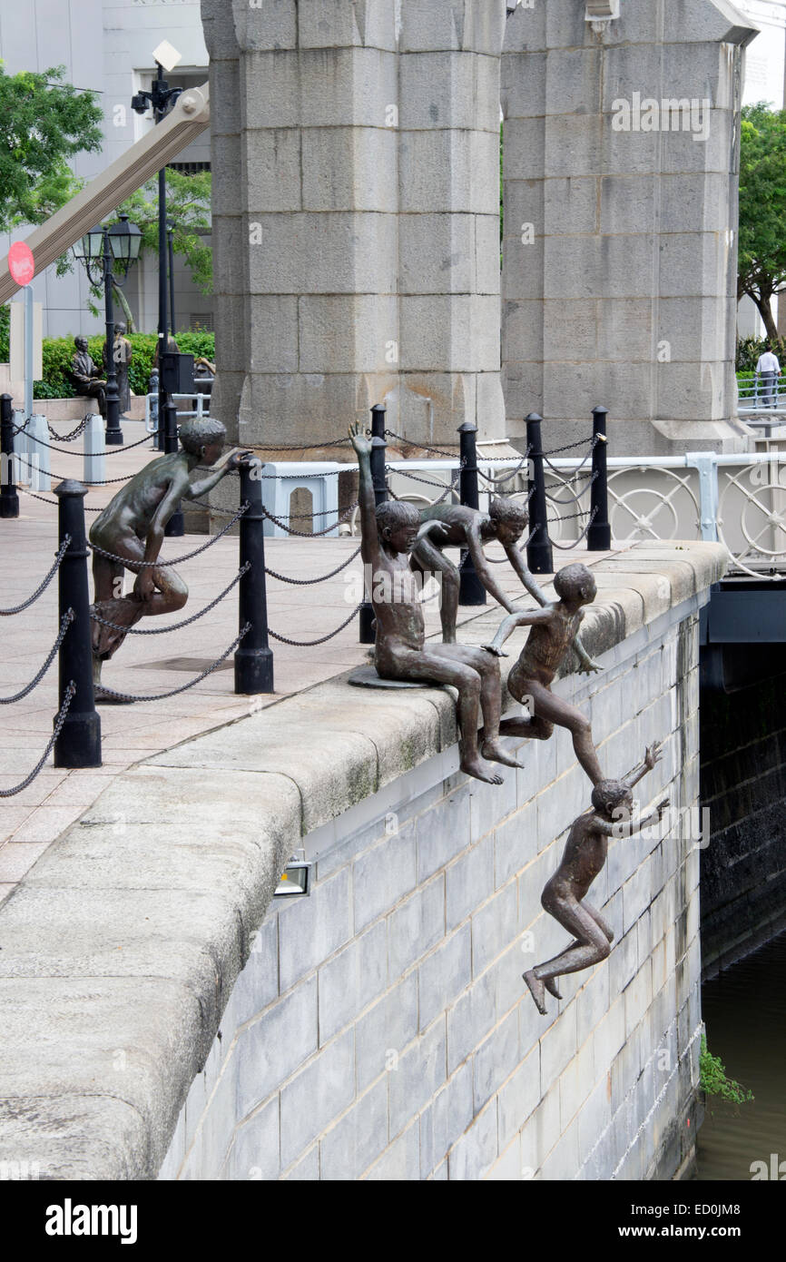 Kinder springen in den Fluss-Statue, Cavenagh Brücke, Singapur. Stockfoto