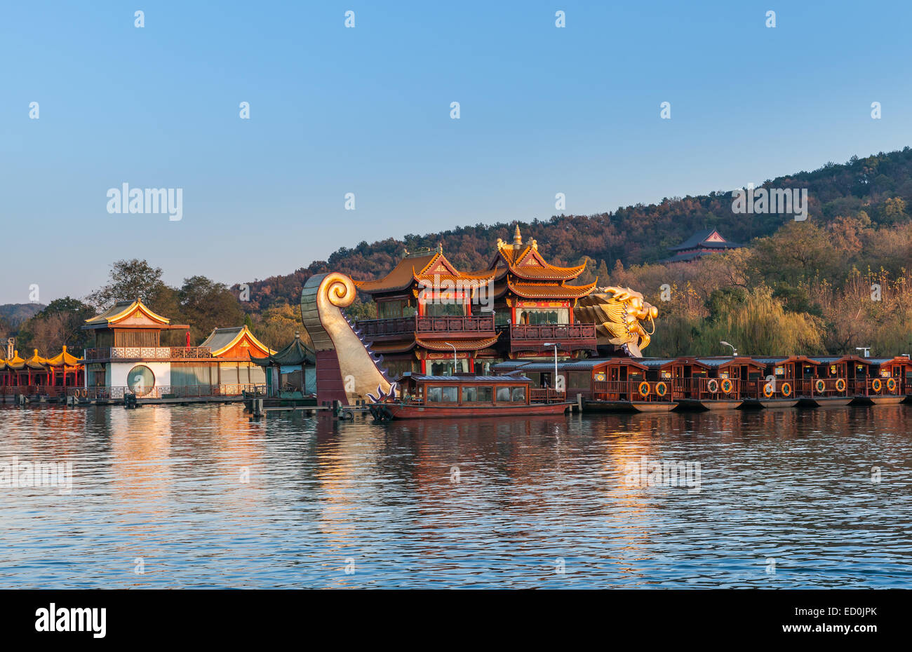 Hangzhou, China - 5. Dezember 2014: Chinesische hölzerne Freizeit Boote und Drachen Schiff sind am Westsee festgemacht. Berühmten Park in Stockfoto