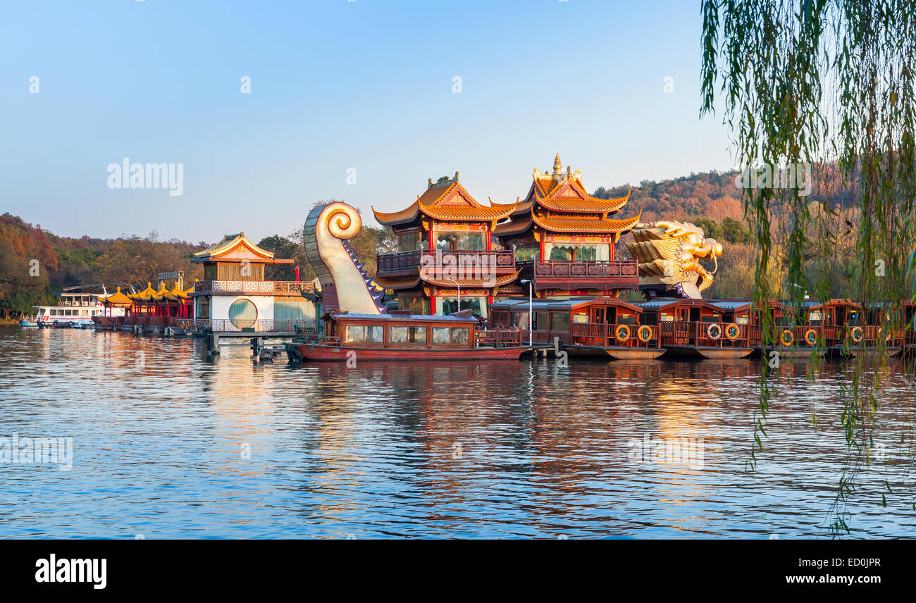 Hangzhou, China - 5. Dezember 2014: Traditionelle chinesische hölzerne Freizeitboote und Dragon Schiff auf dem Westsee festgemacht sind. Sind Stockfoto