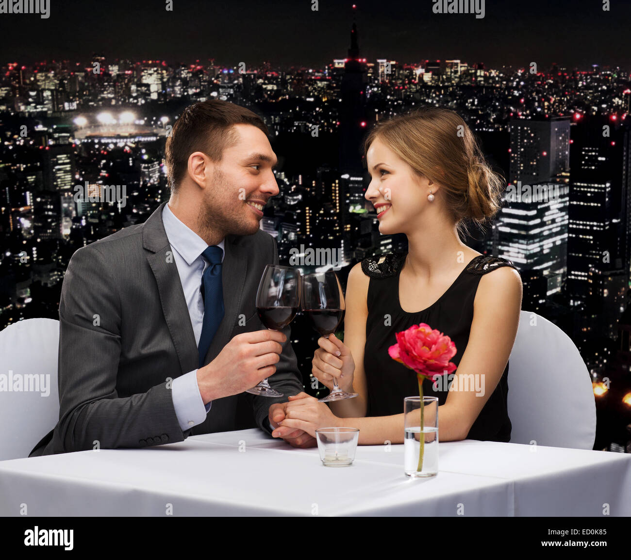 junges Paar mit Gläsern Wein im restaurant Stockfoto