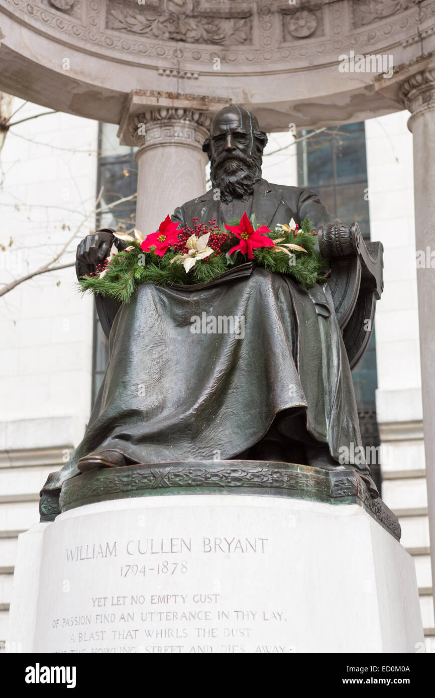 Weihnachten Weihnachtsschmuck auf die Statue von William Bryant in der Stadtbibliothek 16. Dezember 2014 in New York City, New York. Stockfoto