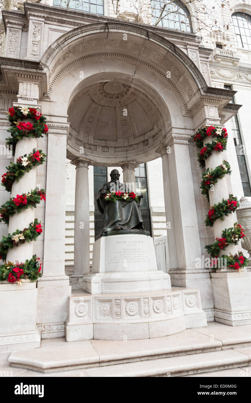 Weihnachten Weihnachtsschmuck auf die Statue von William Bryant in der Stadtbibliothek 16. Dezember 2014 in New York City, New York. Stockfoto