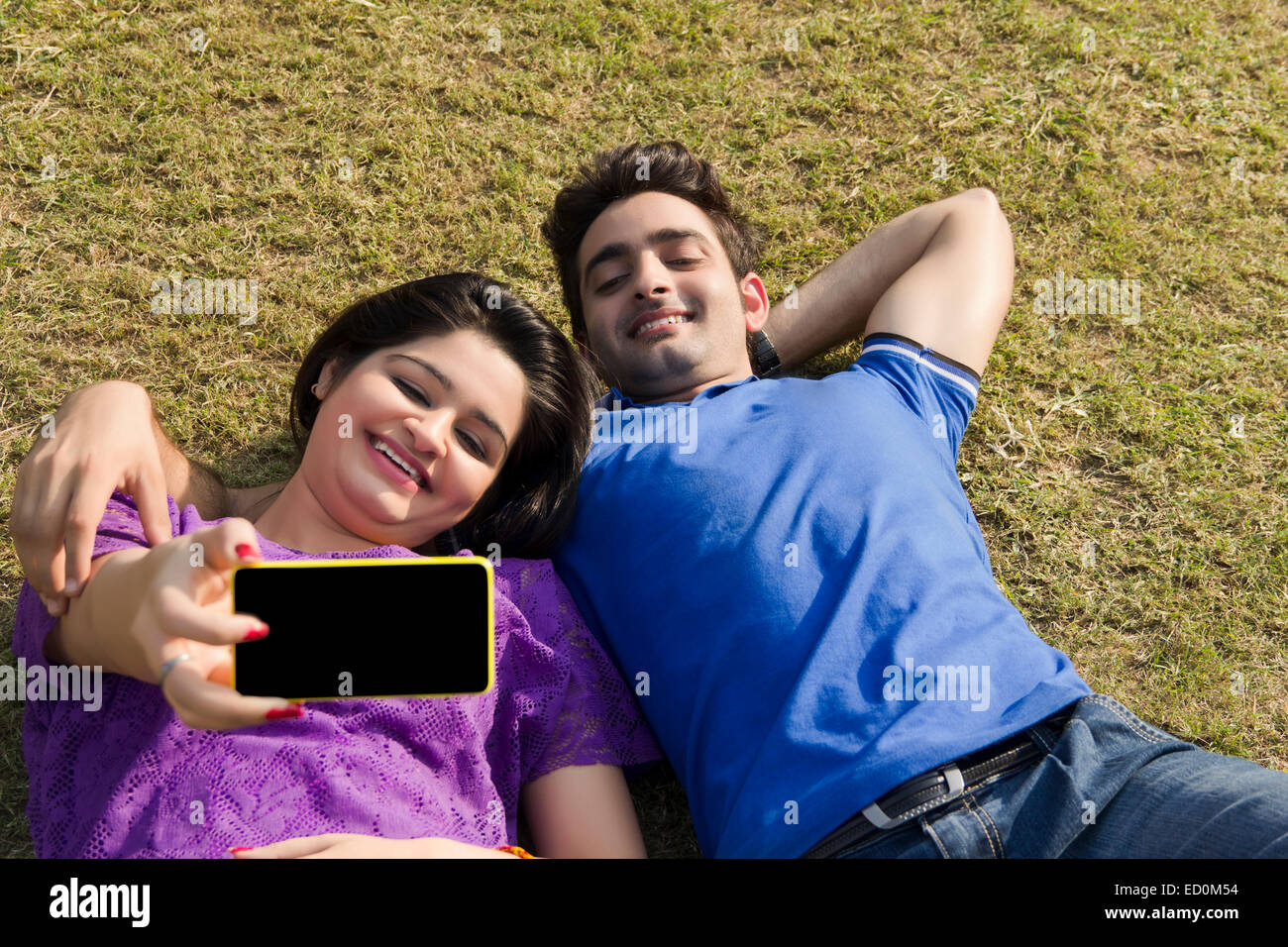 2 indische Paare Parken Selfie Telefon Stockfoto