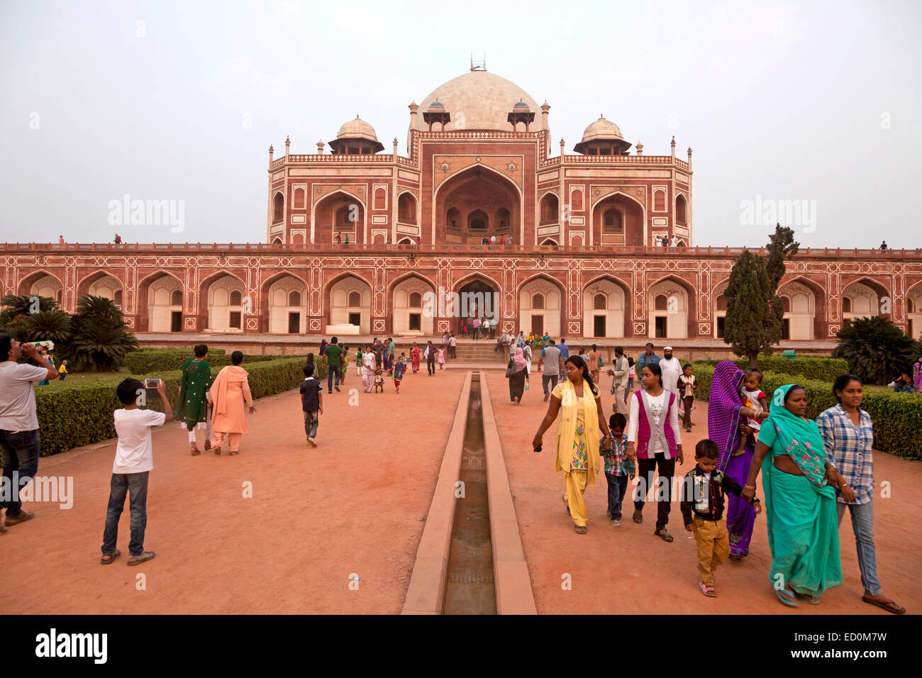 Indische Besucher am Eingang zum Humayun Mausoleum, UNESCO-Welterbe in Delhi, Indien, Asien Stockfoto