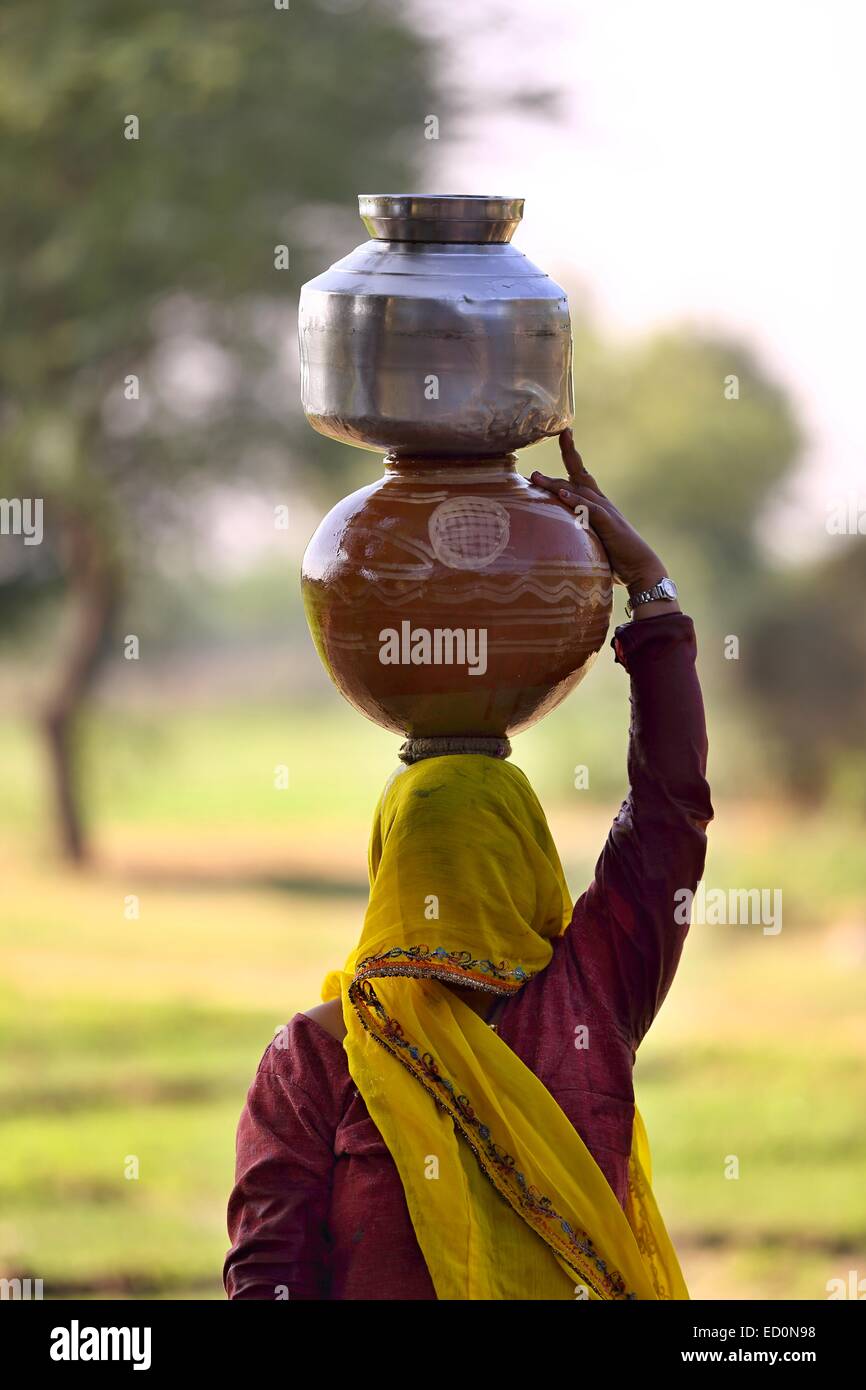 Indische Frau, die einen Topf mit Wasser Indien Stockfoto
