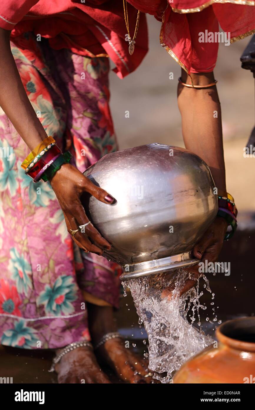 Indische Frau Spülen einen Topf mit Wasser Indien Stockfoto