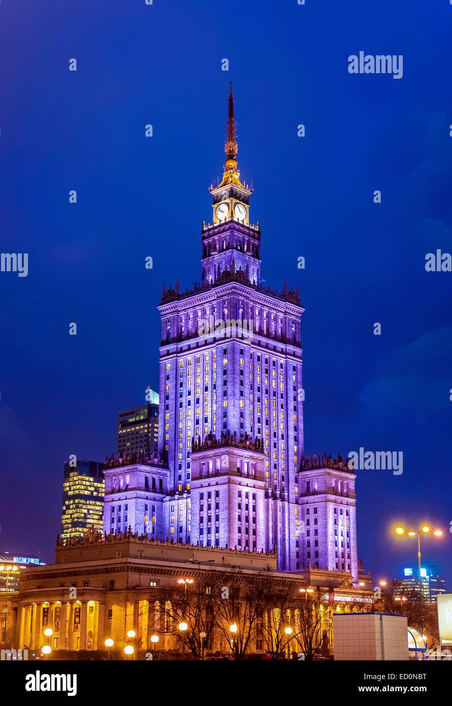 Palast der Kultur und Wissenschaft in der Nacht in Warschau, Polen Stockfoto