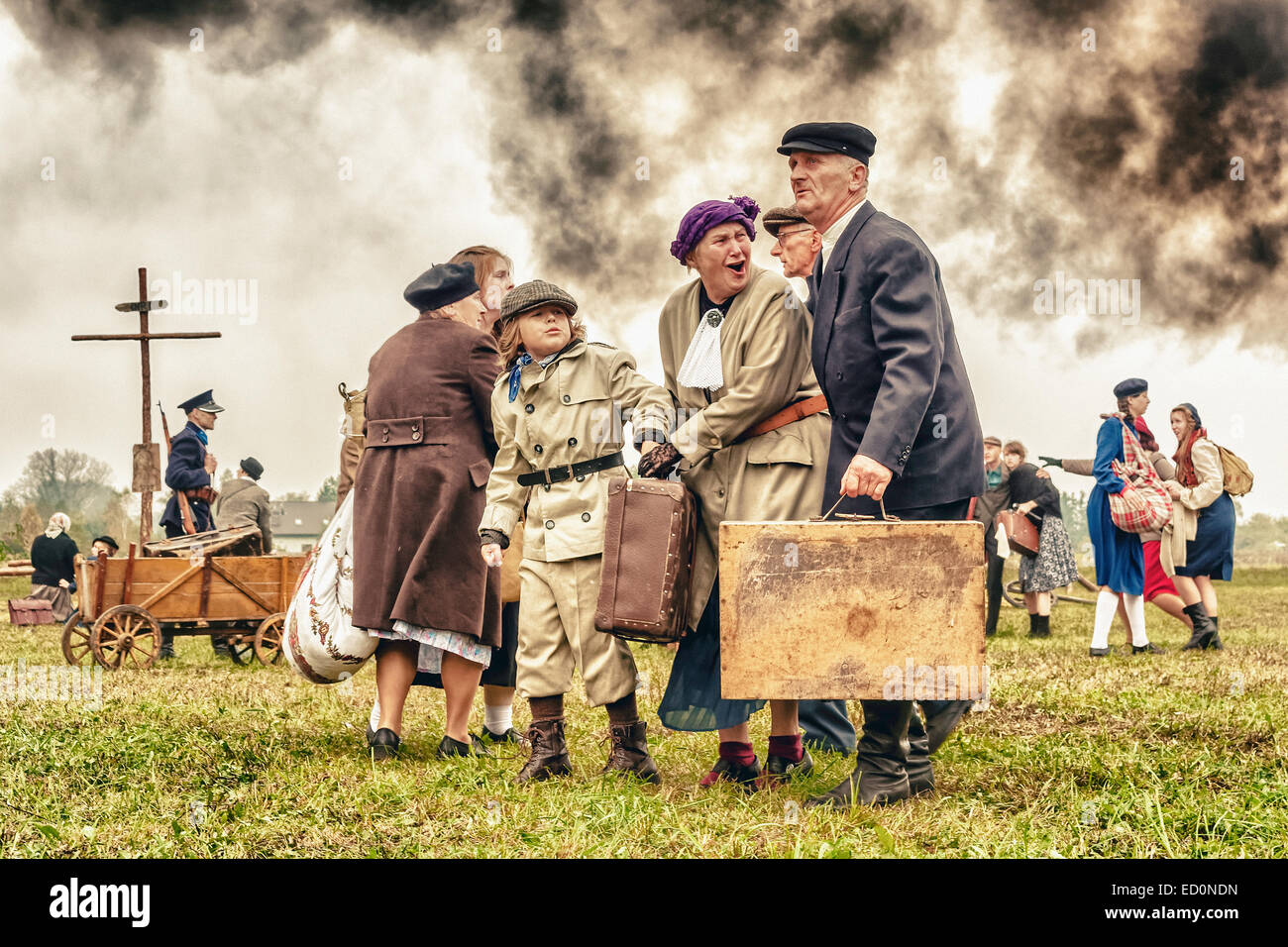 Polnische Zivilisten auf der Flucht vor Flugzeug Bombardierung während des zweiten Weltkriegs Schlacht von Lomianki - historisches Reenactment, Polen Stockfoto