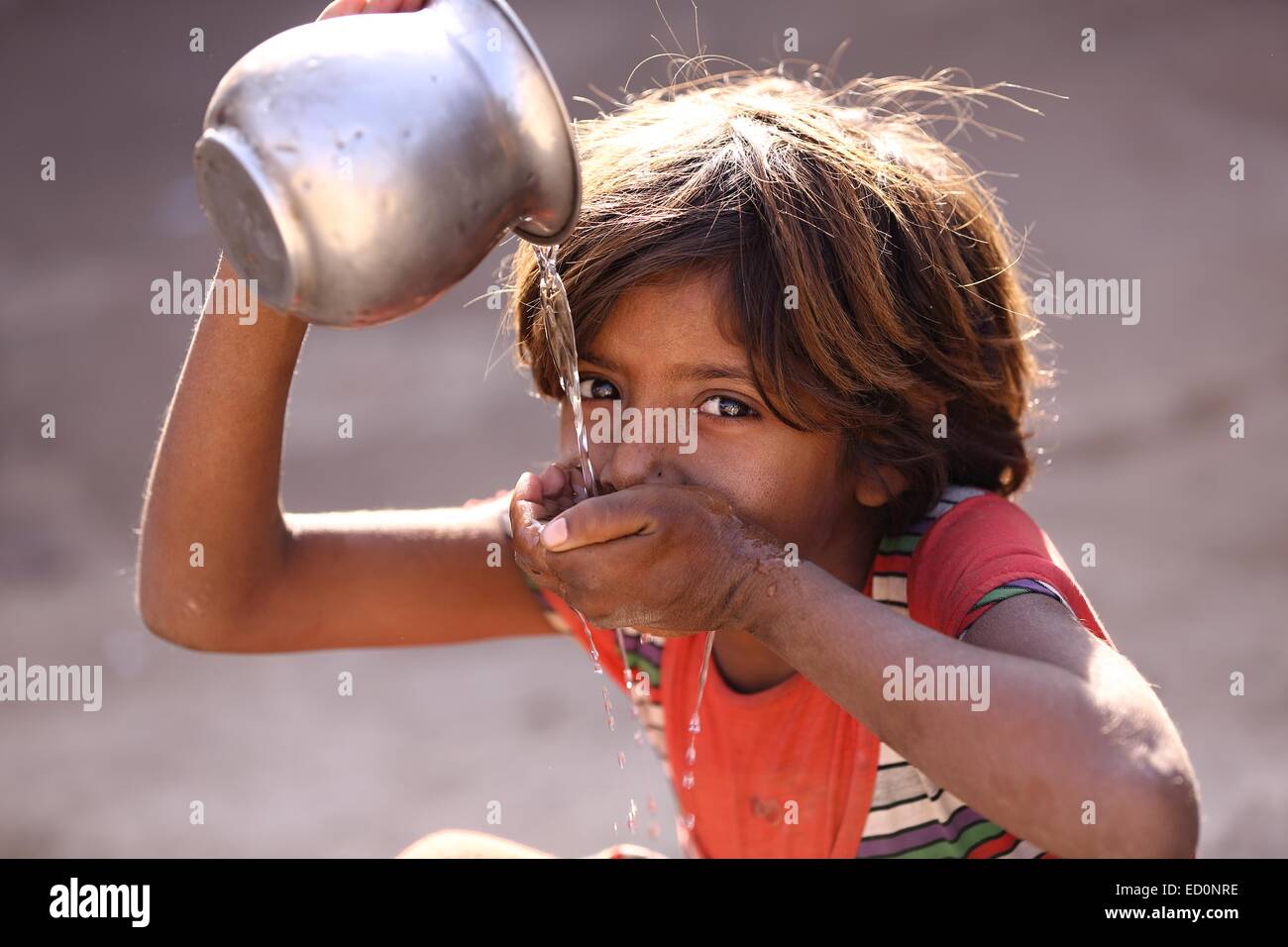 Inderin Trinkwasser Indien Stockfoto
