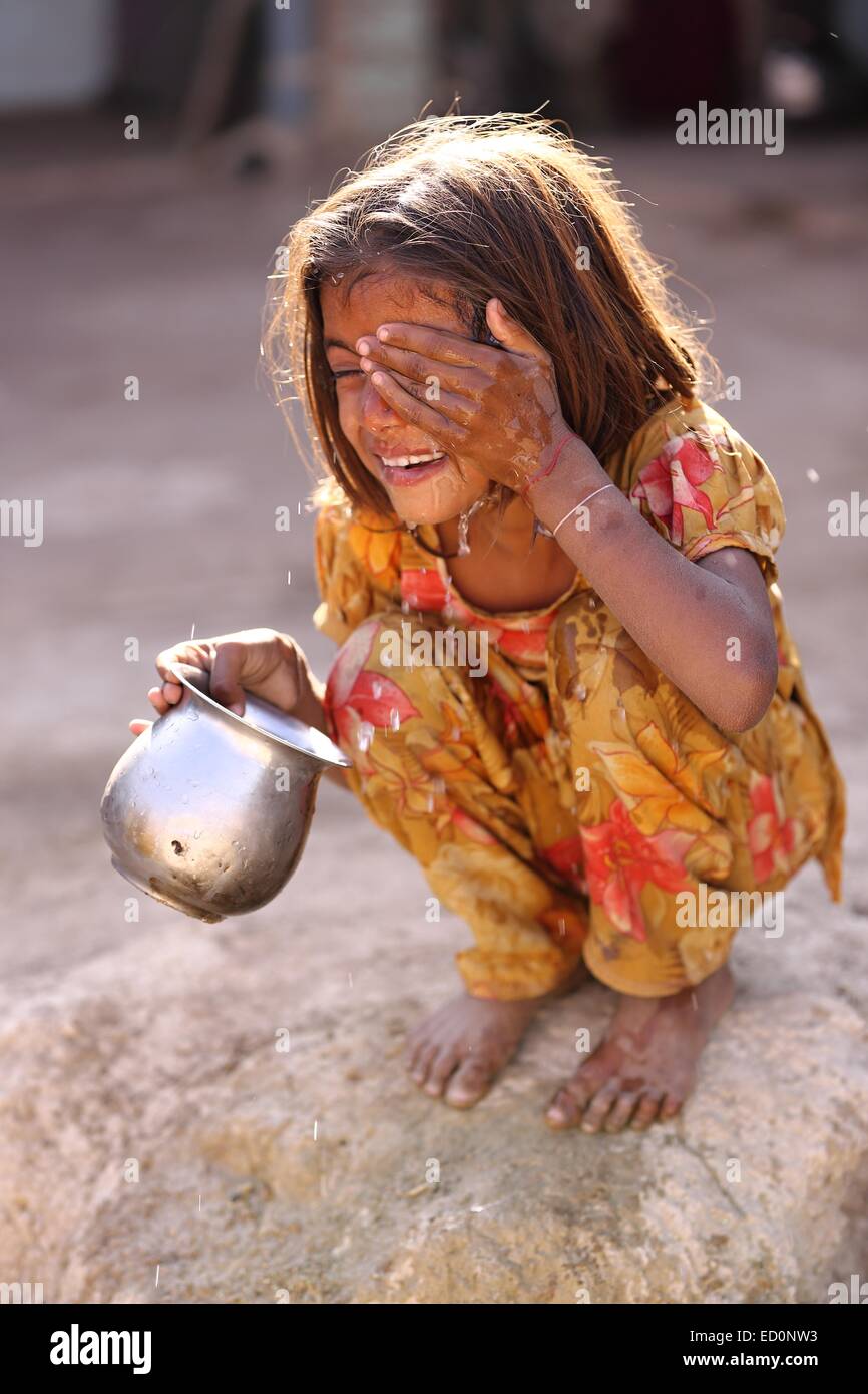 Indische Mädchen waschen Sie ihr Gesicht mit Wasser Indien Stockfoto