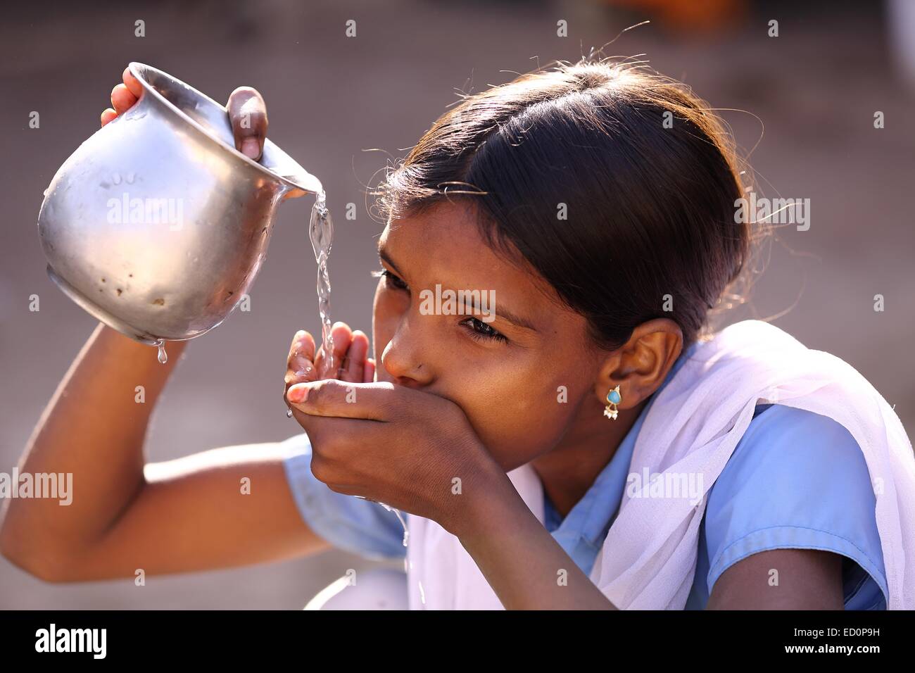 Inderin Trinkwasser Indien Stockfoto