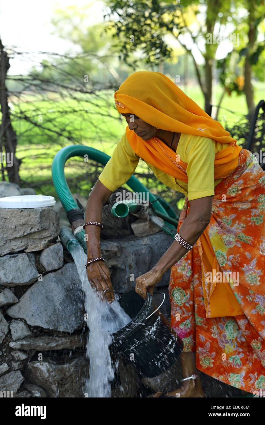 Inderin, die Aufnahme von Wasser aus dem gut Indien Stockfoto