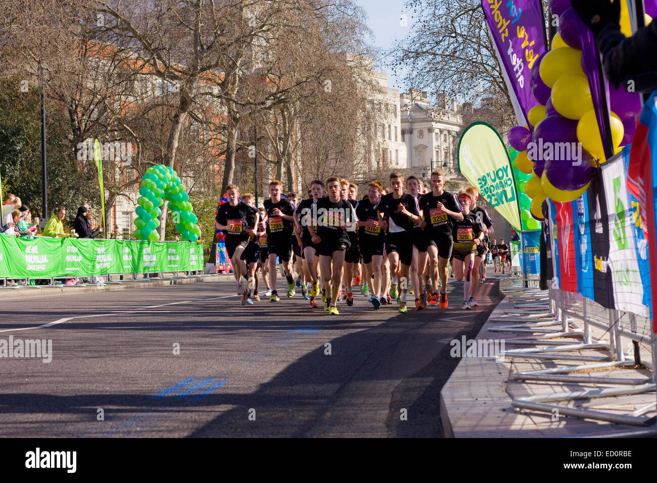 LONDON - 13.April: Unbekannte Kinder laufen den London-Marathon am 13. April 2013 in London, England, UK. Der Marathon ist ein Stockfoto