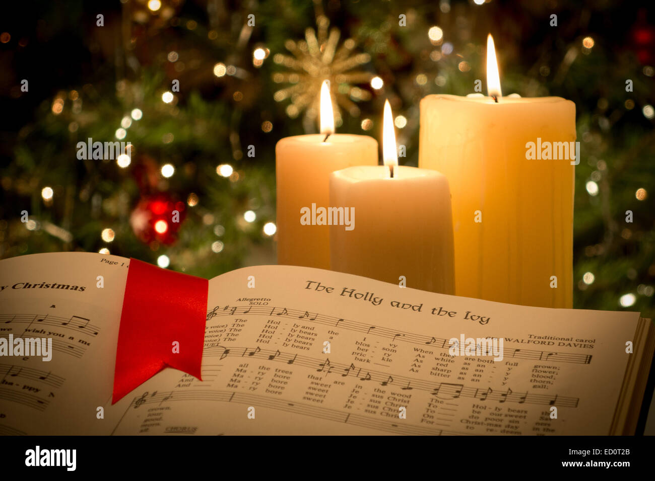 Kerzen und Carol Buch von einem Weihnachtsbaum Stockfoto