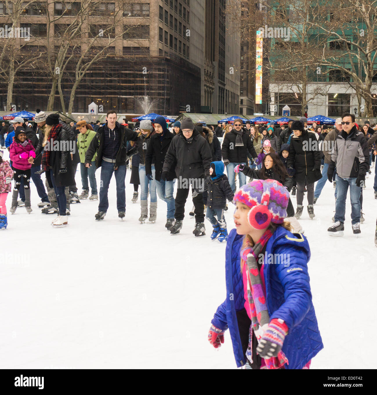 Skater-Manöver der gepackten Bank of America Winterdorf Eisbahn im Bryant Park in New York auf Sonntag, 21. Dezember 2014. (© Richard B. Levine) Stockfoto