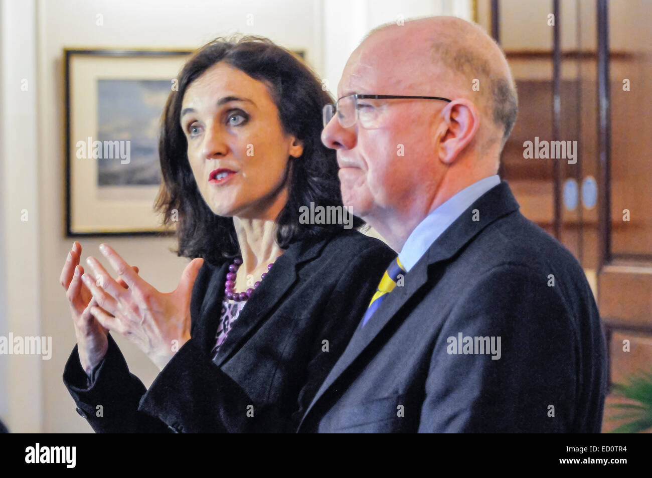 Belfast, Nordirland. 23. Dezember 2014 - Staatssekretär für Nordirland, Theresa Villiers und der irische Minister für auswärtige Angelegenheiten Charles Flanaghan, die geholfen haben, eine Vereinbarung zwischen der Northern Ireland executive Parteien, britischen und irischen Regierungen Credit broker: Stephen Barnes/Alamy Live News Stockfoto