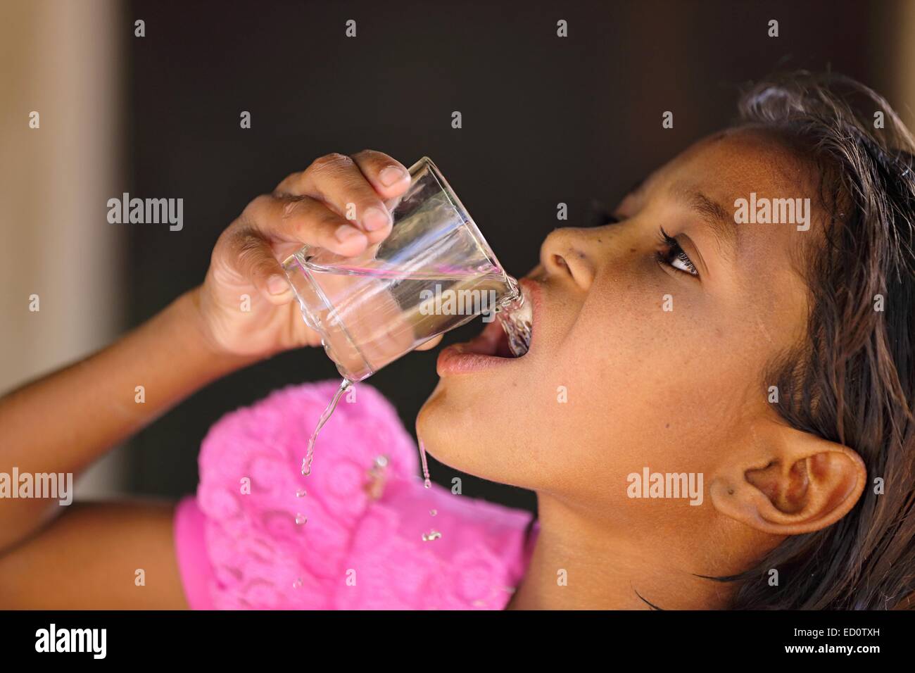 Inderin Trinkwasser Indien Stockfoto