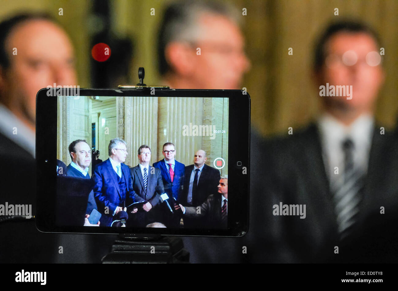 Belfast, Nordirland. 23. Dezember 2014 - erste Minister Peter Robinson (Democratic Unionist Party) gibt seine Reaktion auf das Abkommen zwischen Northern Ireland executive Parteien, und die britischen und irischen Regierungen Credit: Stephen Barnes/Alamy Live News Stockfoto