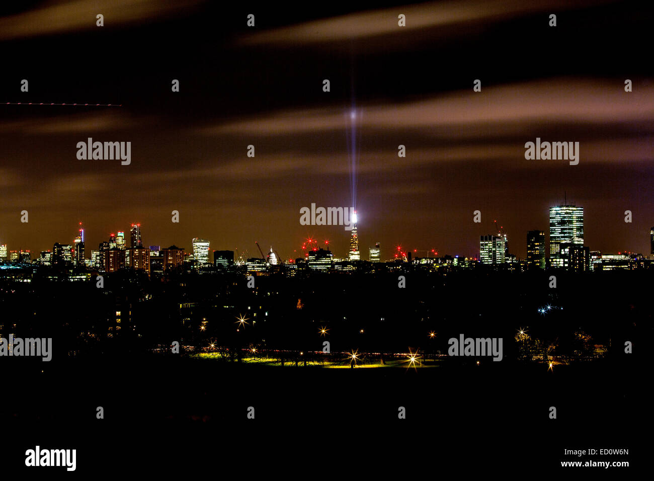 Skyline von London Nacht The Shard Lichtshow Stockfoto