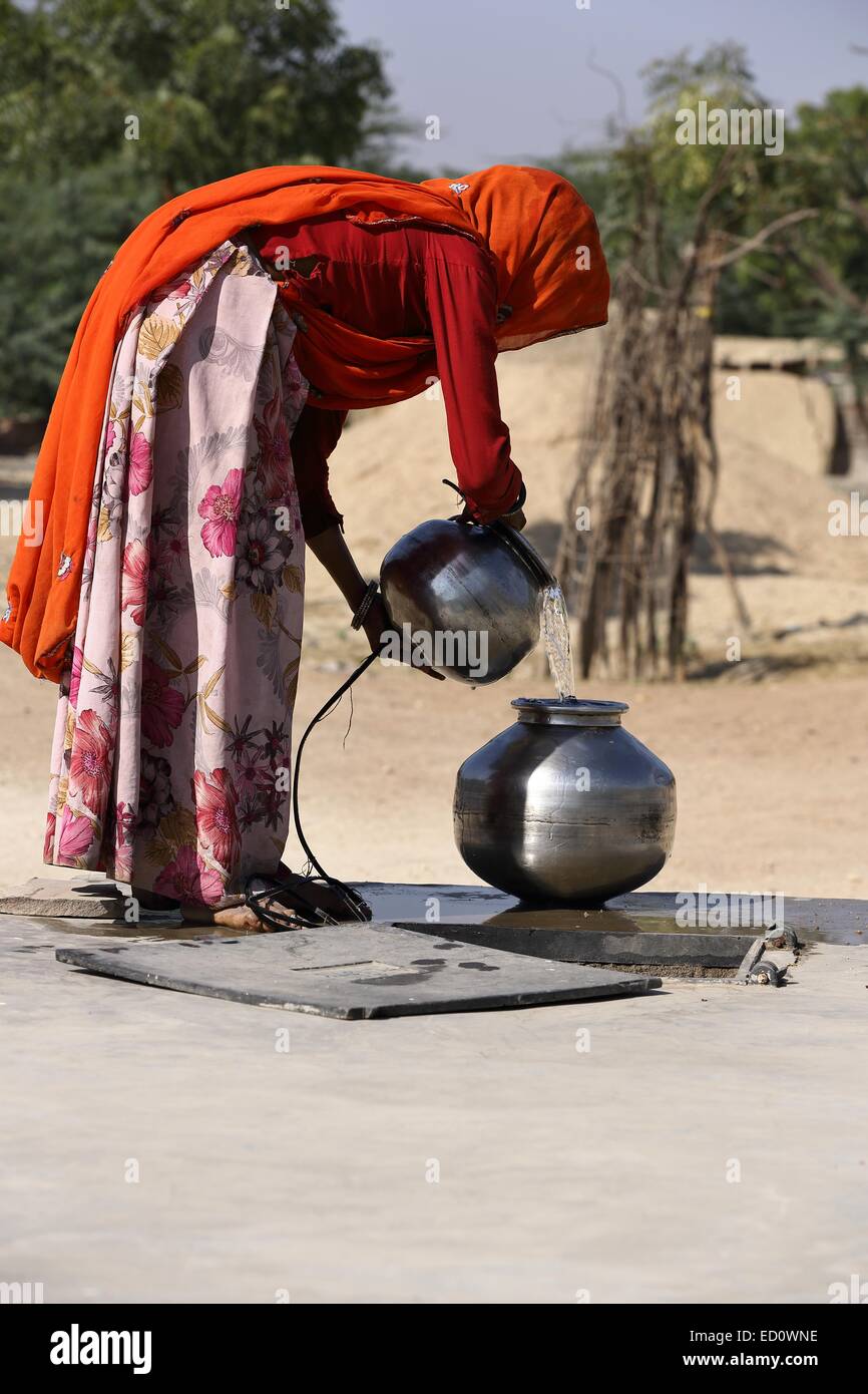 Indische Frau, die einen Topf mit Wasser Indien Stockfoto