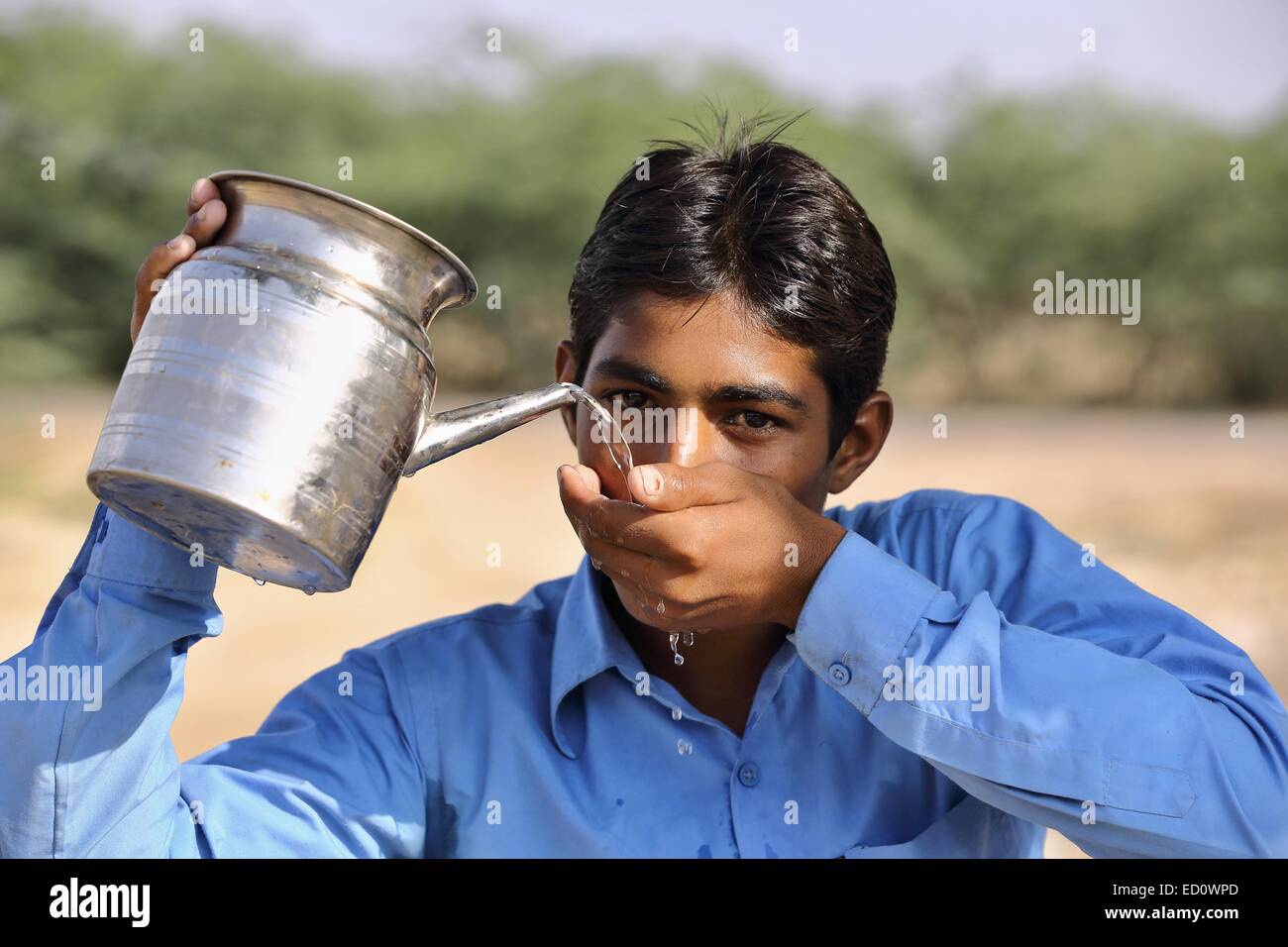 Indianerjunge Trinkwasser Indien Stockfoto