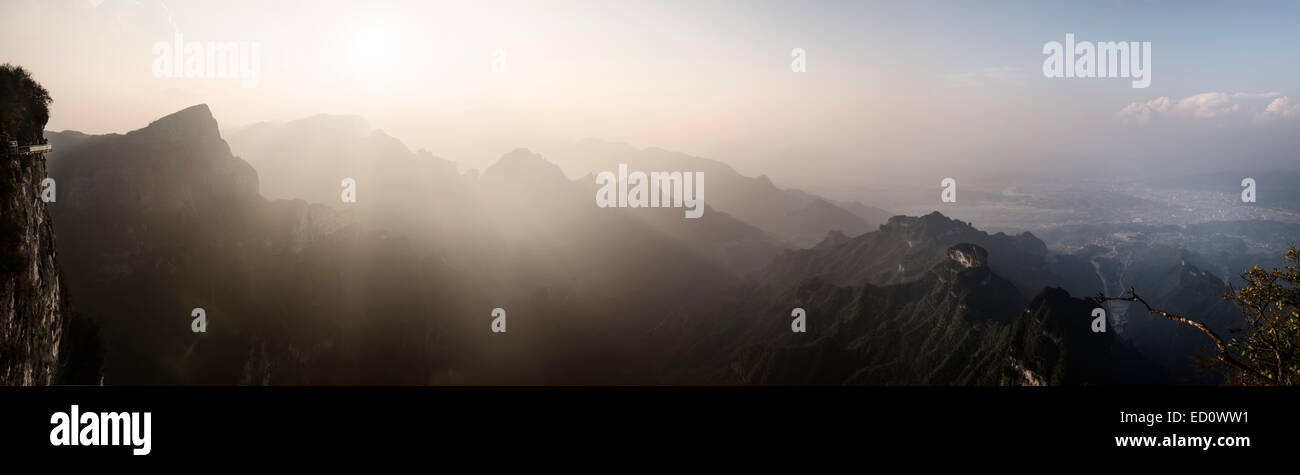 Panorama Sonnenuntergang Landschaftskulisse im Tianmen Mountain National Park, Zhangjiajie, Hunan, China Stockfoto
