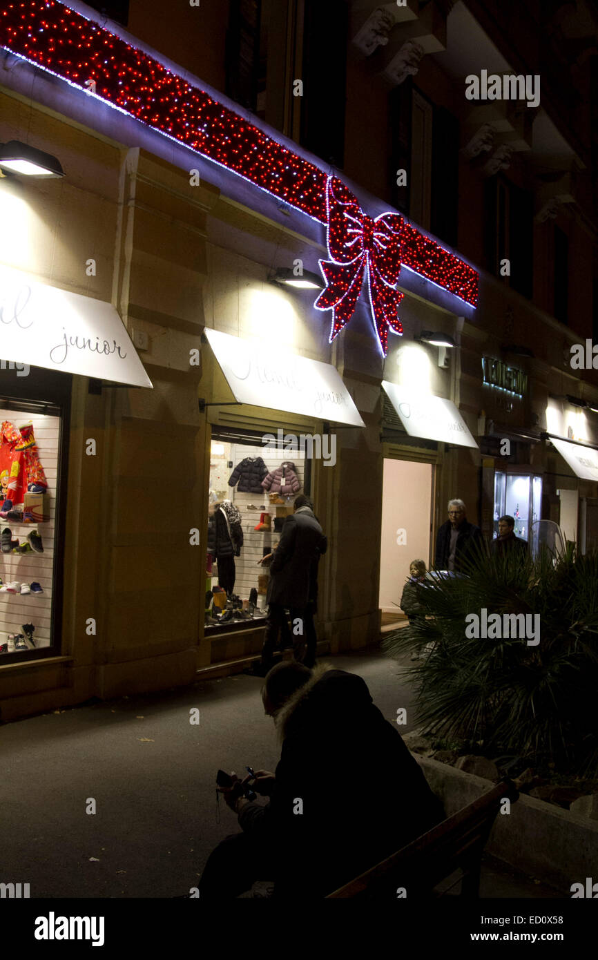 Rom Italien. 23. Dezember 2014. Geschäfte mit bunten Weihnachtsschmuck in Rom Credit: Amer Ghazzal/Alamy Live-Nachrichten Stockfoto